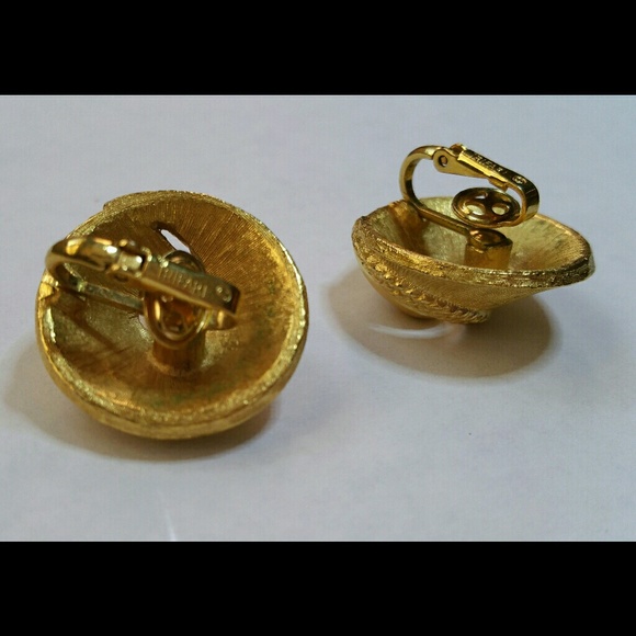 Vintage Trifari round modern clip on earrings - Picture 5 of 5